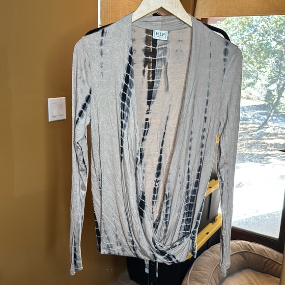 NWT H.I.P. Tie Dye Top Taupe Size Medium - Picture 3 of 8